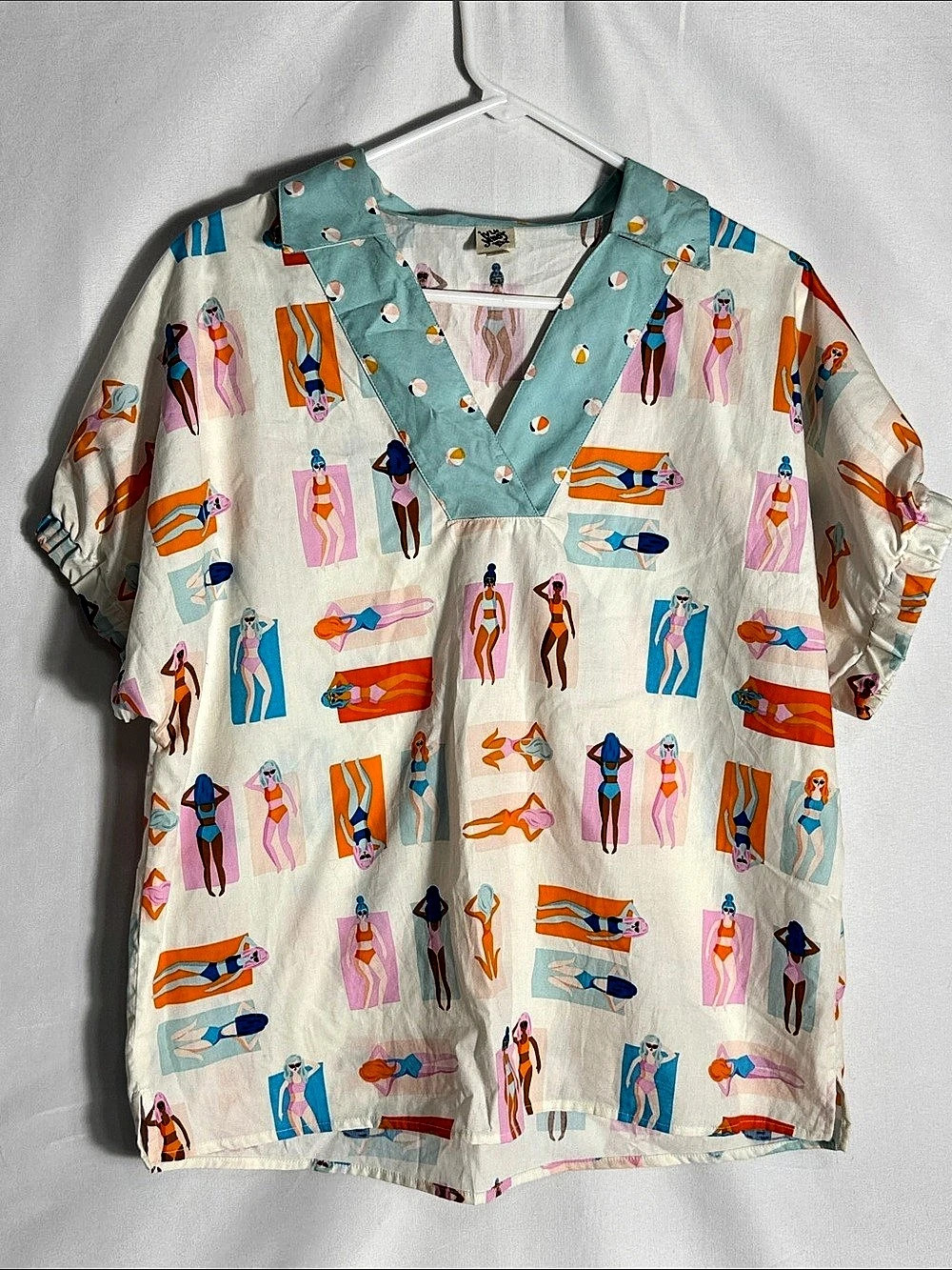 Ivy Jane Beach Sunbathers Top V-Neck Short Sleeve Whimsical Print Size S/M